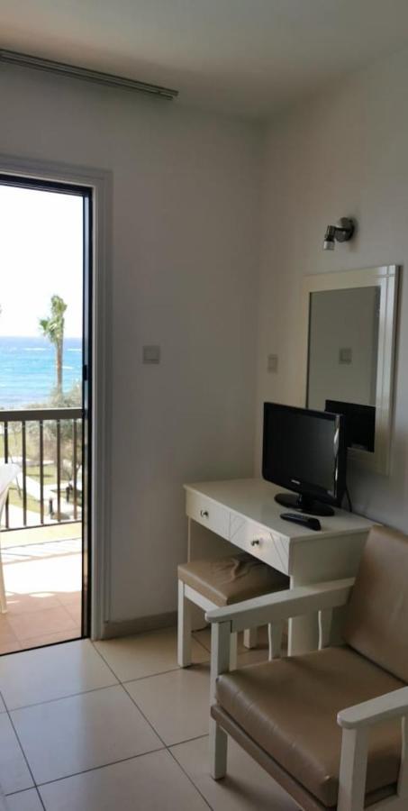 Simos Magic Beach Hotel Apts アヤナパ エクステリア 写真