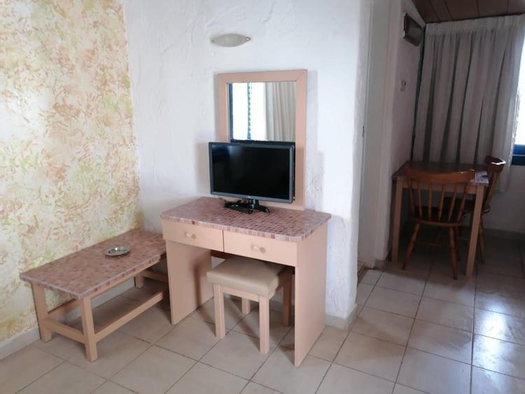 Simos Magic Beach Hotel Apts アヤナパ エクステリア 写真