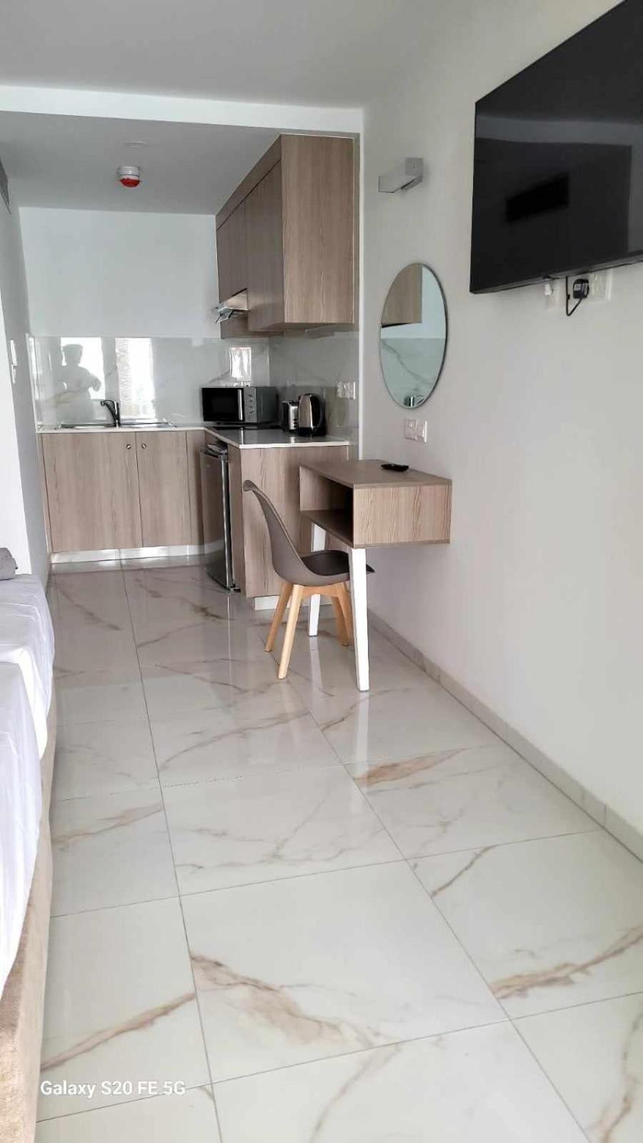 Simos Magic Beach Hotel Apts アヤナパ エクステリア 写真
